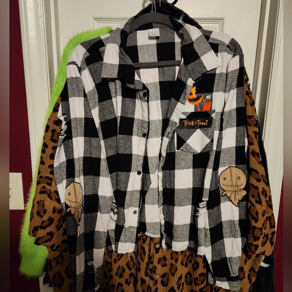 Spirit Halloween Trick R Treat Sam Distressed Cropped Flannel, size XXL